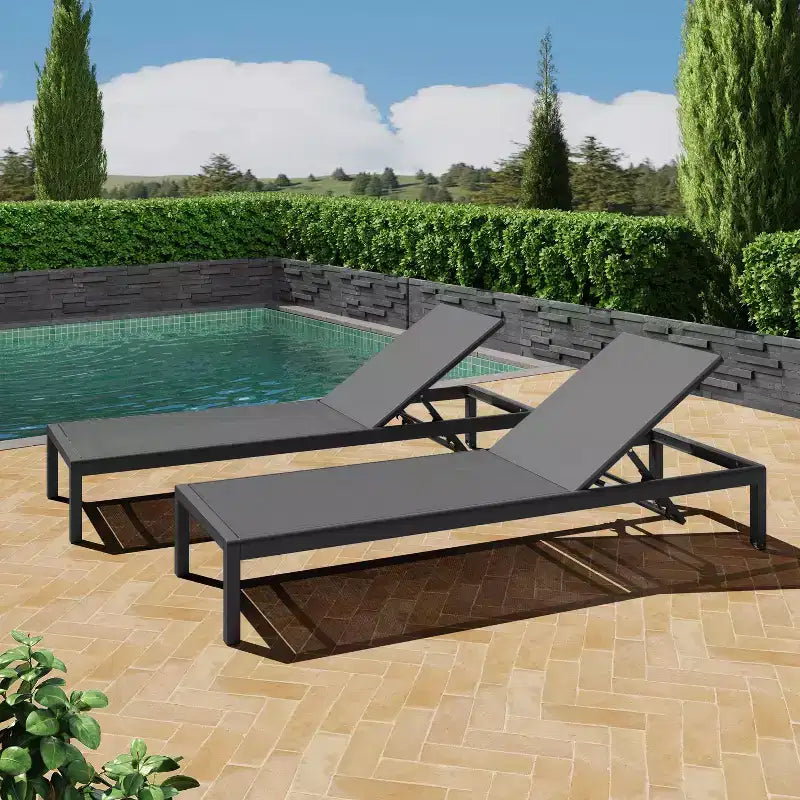 Ensemble de 2 chaises longues d'extérieur modernes Okak avec table d'appoint, chaises de patio avec cadre en aluminium antirouille pour bord de piscine, jardin, arrière-cour