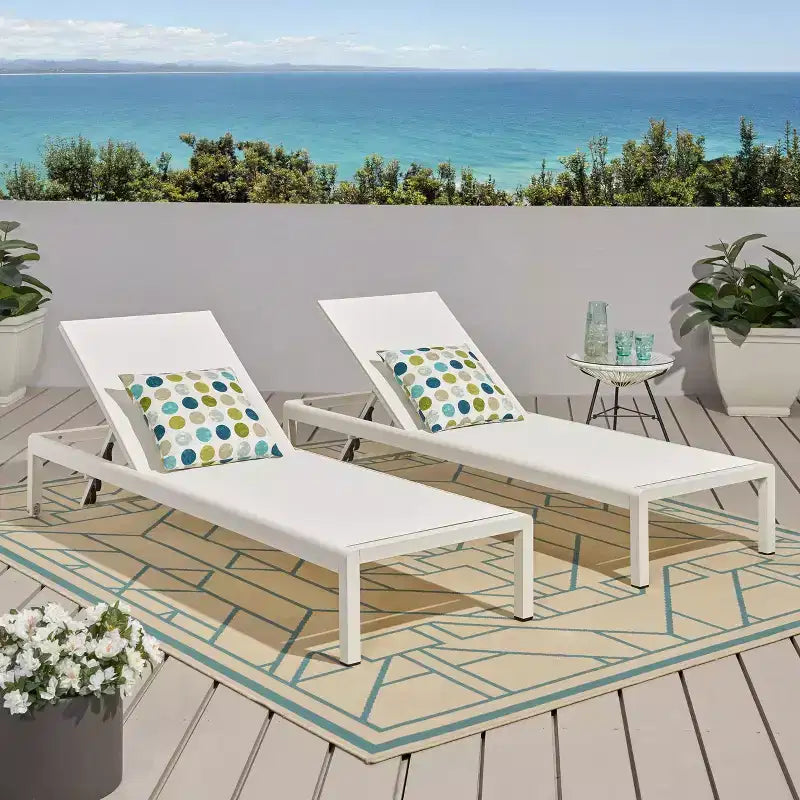 Ensemble de 2 chaises longues d'extérieur modernes Okak avec table d'appoint, chaises de patio avec cadre en aluminium antirouille pour bord de piscine, jardin, arrière-cour