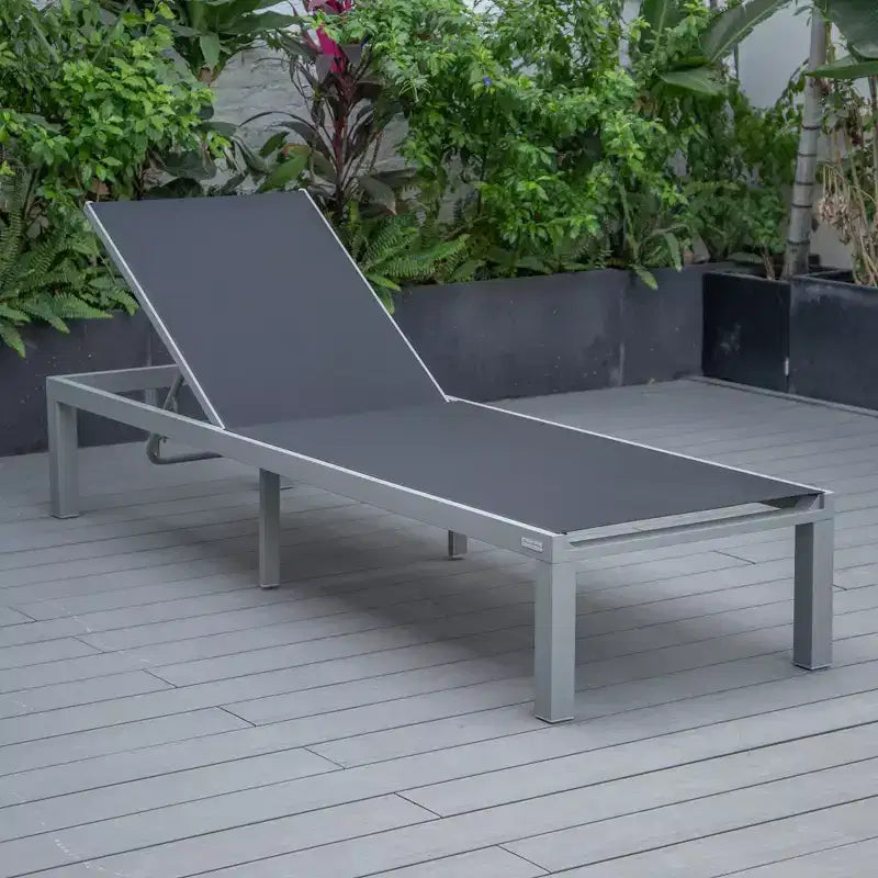 Ensemble de 2 chaises longues de patio LeisureMod Marlin en aluminium gris moderne avec table d'appoint foyer carré, mobilier d'extérieur pour patio, terrasse et bord de piscine