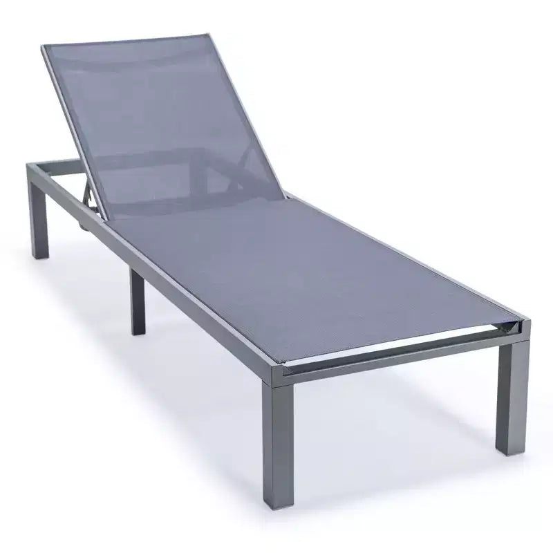 Ensemble de 2 chaises longues de patio LeisureMod Marlin en aluminium gris moderne avec table d'appoint foyer carré, mobilier d'extérieur pour patio, terrasse et bord de piscine