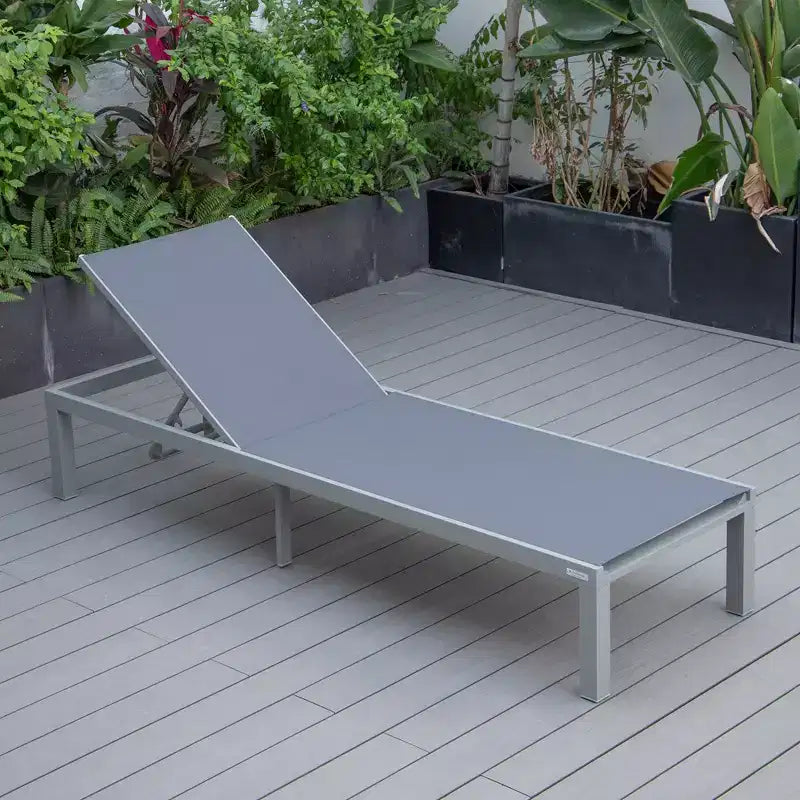 Ensemble de 2 chaises longues de patio LeisureMod Marlin en aluminium gris moderne avec table d'appoint foyer carré, mobilier d'extérieur pour patio, terrasse et bord de piscine