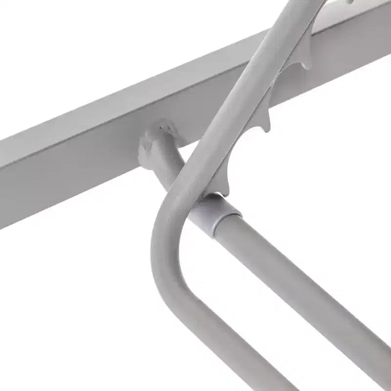 Ensemble de 2 chaises longues de patio LeisureMod Marlin en aluminium gris moderne avec table d'appoint foyer carré, mobilier d'extérieur pour patio, terrasse et bord de piscine