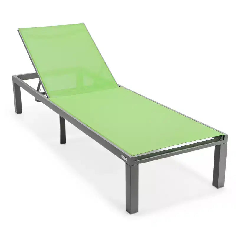 Ensemble de 2 chaises longues de patio LeisureMod Marlin en aluminium gris moderne avec table d'appoint foyer carré, mobilier d'extérieur pour patio, terrasse et bord de piscine