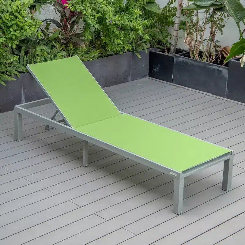 Ensemble de 2 chaises longues de patio LeisureMod Marlin en aluminium gris moderne avec table d'appoint foyer carré, mobilier d'extérieur pour patio, terrasse et bord de piscine