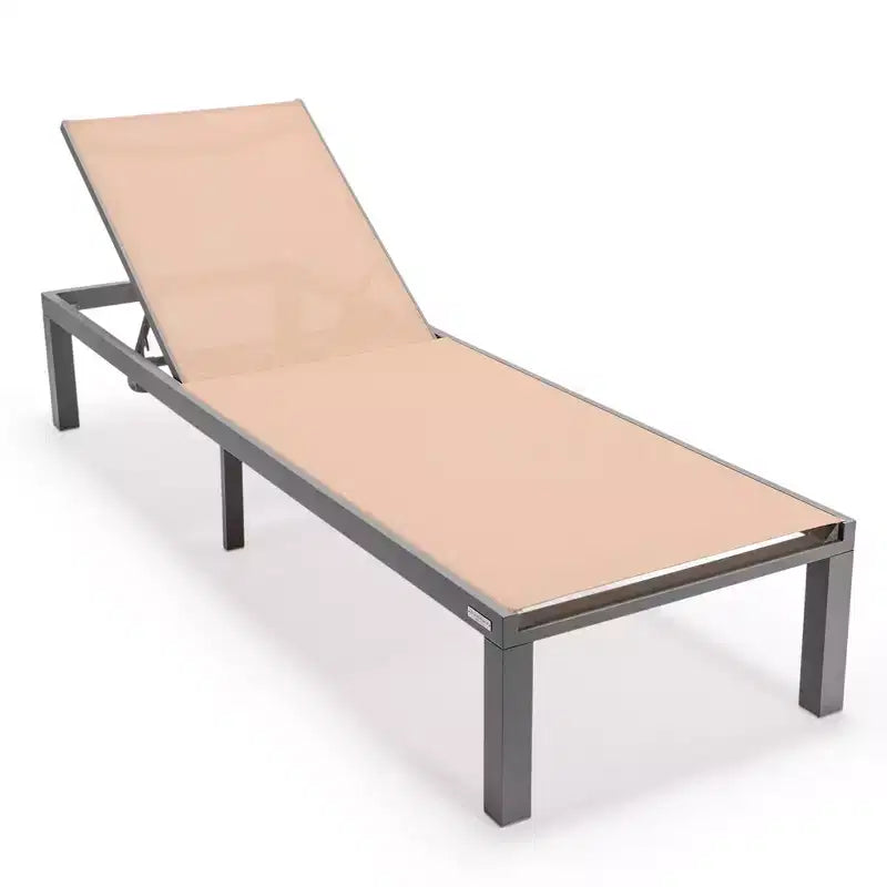 Ensemble de 2 chaises longues de patio LeisureMod Marlin en aluminium gris moderne avec table d'appoint foyer carré, mobilier d'extérieur pour patio, terrasse et bord de piscine