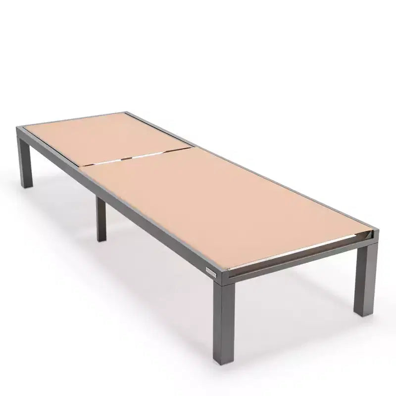 Ensemble de 2 chaises longues de patio LeisureMod Marlin en aluminium gris moderne avec table d'appoint foyer carré, mobilier d'extérieur pour patio, terrasse et bord de piscine