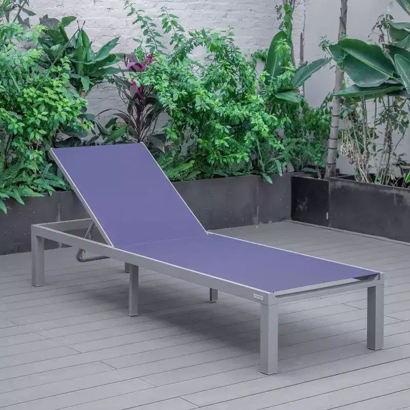 Ensemble de 2 chaises longues de patio LeisureMod Marlin en aluminium gris moderne avec table d'appoint foyer carré, mobilier d'extérieur pour patio, terrasse et bord de piscine