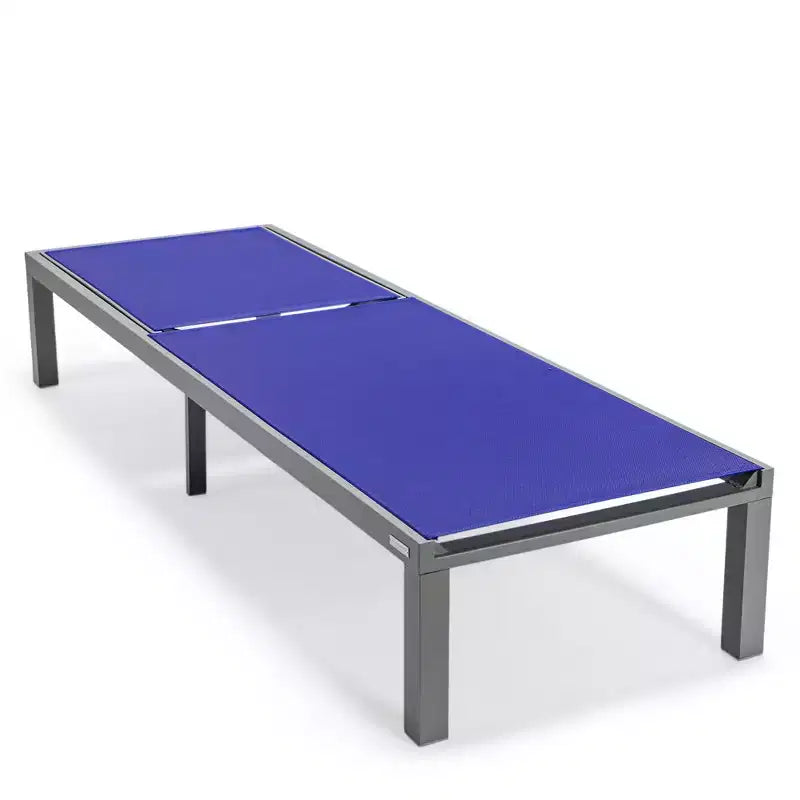 Ensemble de 2 chaises longues de patio LeisureMod Marlin en aluminium gris moderne avec table d'appoint foyer carré, mobilier d'extérieur pour patio, terrasse et bord de piscine