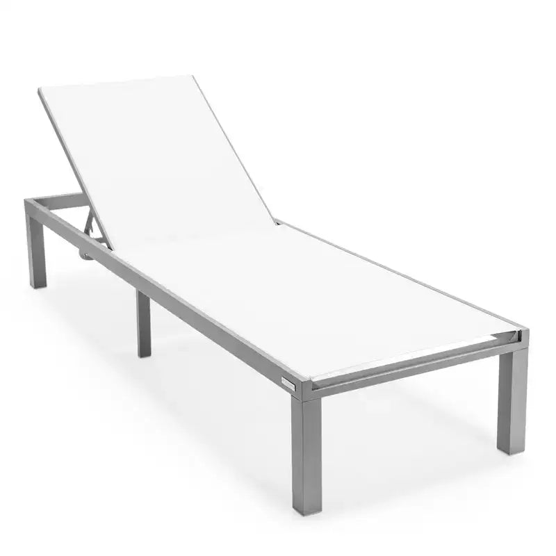 Ensemble de 2 chaises longues de patio LeisureMod Marlin en aluminium gris moderne avec table d'appoint foyer carré, mobilier d'extérieur pour patio, terrasse et bord de piscine