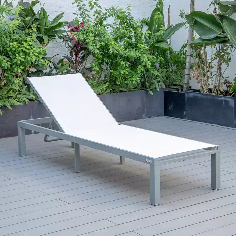 Ensemble de 2 chaises longues de patio LeisureMod Marlin en aluminium gris moderne avec table d'appoint foyer carré, mobilier d'extérieur pour patio, terrasse et bord de piscine