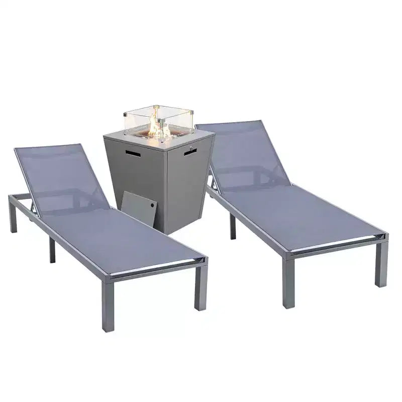 Ensemble de 2 chaises longues de patio LeisureMod Marlin en aluminium gris moderne avec table d'appoint foyer carré, mobilier d'extérieur pour patio, terrasse et bord de piscine