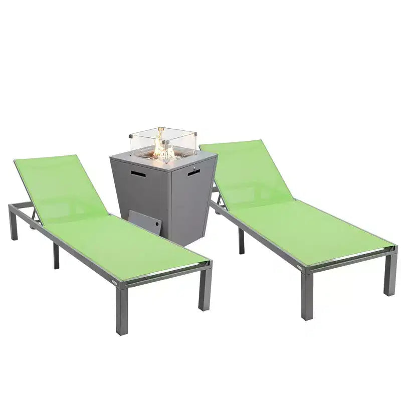 Ensemble de 2 chaises longues de patio LeisureMod Marlin en aluminium gris moderne avec table d'appoint foyer carré, mobilier d'extérieur pour patio, terrasse et bord de piscine