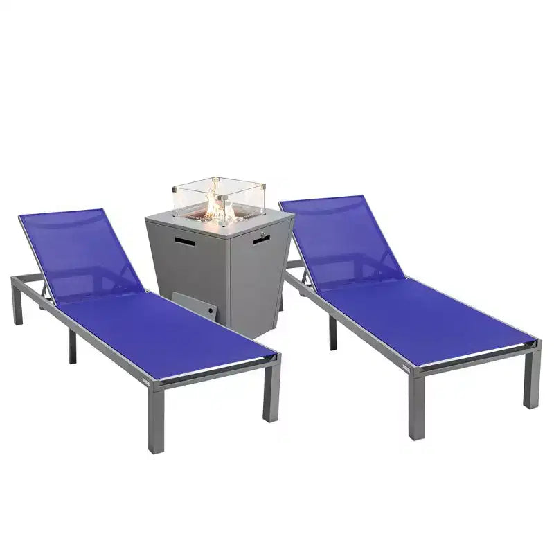 Ensemble de 2 chaises longues de patio LeisureMod Marlin en aluminium gris moderne avec table d'appoint foyer carré, mobilier d'extérieur pour patio, terrasse et bord de piscine